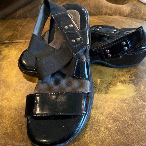 Soft Walk 8.5W patent black slip on sandals - Picture 5 of 10